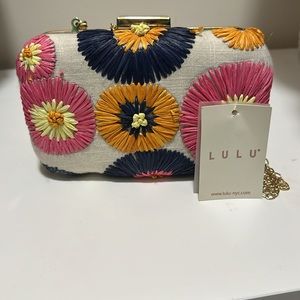 NWT LULU WOMENS EMBROIDERED FLOWER PURSE!